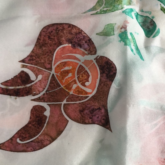 VTG  Custom-printed  and  hand-rolled 100% Silk Gorgeous Oblong Scarf - Picture 4 of 16